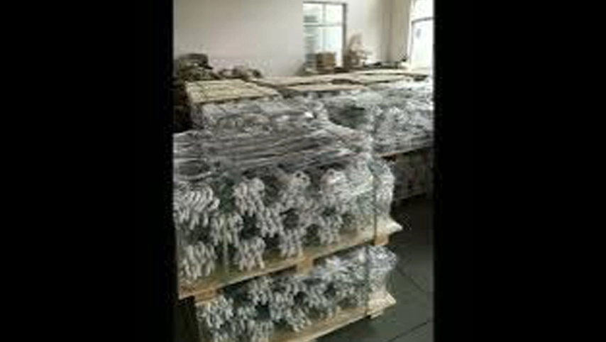 Отрезок провода ограждая шаг скотин стандартов стальными гальванизированный столбами в электрическом столб загородки